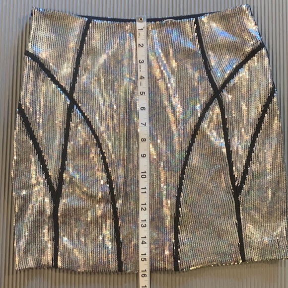 Silver Sequin Mini Skirt w/ Geometric Design NWT Size Medium - Picture 6 of 8